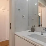 Royal 3bdr With Balcony & River View By Lovelystay Διαμέρισμα *