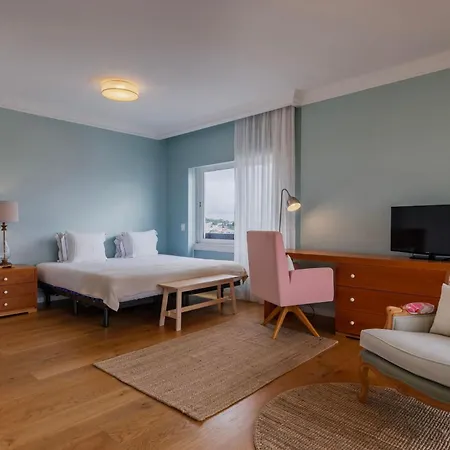 Royal 3bdr With Balcony & River View By Lovelystay Лісабон