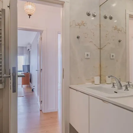 Royal 3bdr With Balcony & River View By Lovelystay Apartamento