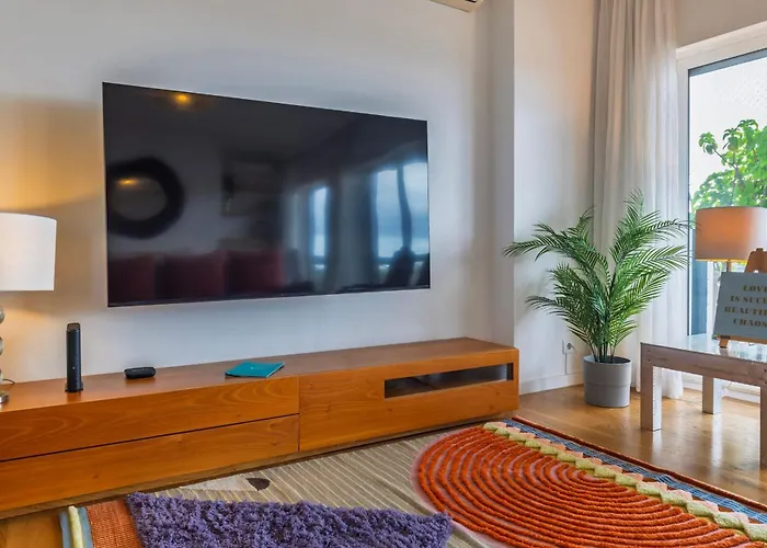 Royal 3bdr With Balcony & River View By Lovelystay