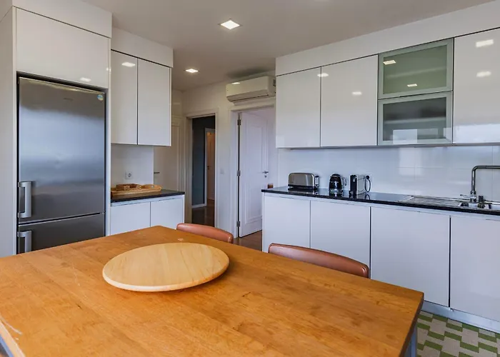 Royal 3bdr With Balcony & River View By Lovelystay *