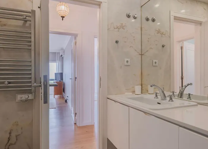 Royal 3bdr With Balcony & River View By Lovelystay Daire