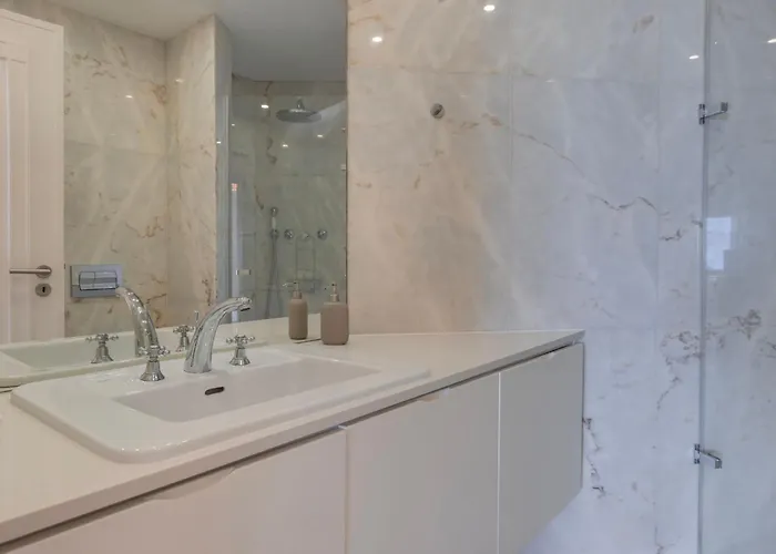 Royal 3bdr With Balcony & River View By Lovelystay Daire *