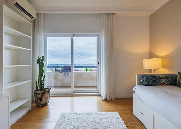 Royal 3bdr With Balcony & River View By Lovelystay Apartment Lissabon