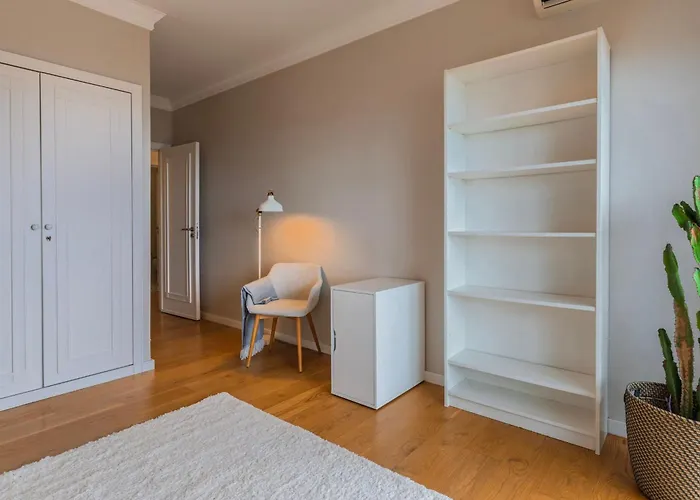 Royal 3bdr With Balcony & River View By Lovelystay