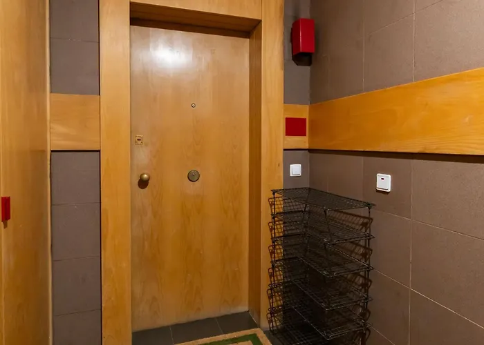 Royal 3bdr With Balcony & River View By Lovelystay *