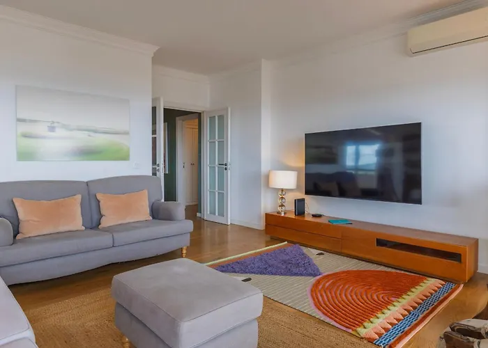 Royal 3bdr With Balcony & River View By Lovelystay 아파트