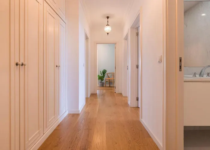 Royal 3bdr With Balcony & River View By Lovelystay *