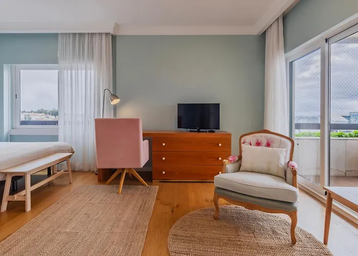 Royal 3bdr With Balcony & River View By Lovelystay