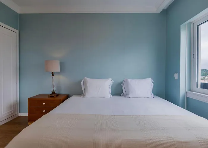 Royal 3bdr With Balcony & River View By Lovelystay *