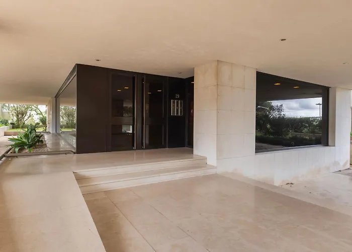 Royal 3bdr With Balcony & River View By Lovelystay