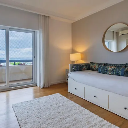 Royal 3bdr With Balcony & River View By Lovelystay *