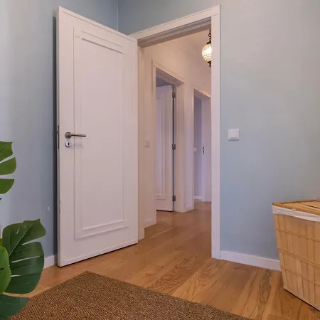 Royal 3bdr With Balcony & River View By Lovelystay Apartament *