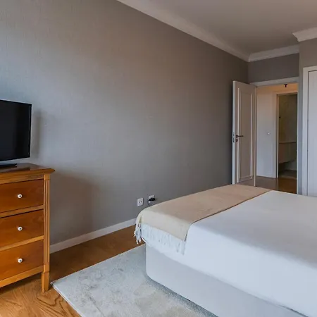 Royal 3bdr With Balcony & River View By Lovelystay Lizbona