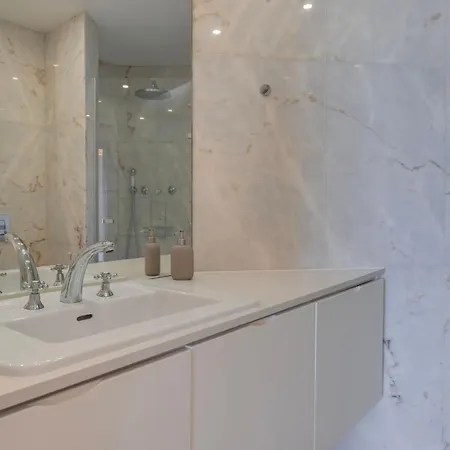 Royal 3bdr With Balcony & River View By Lovelystay Apartament *