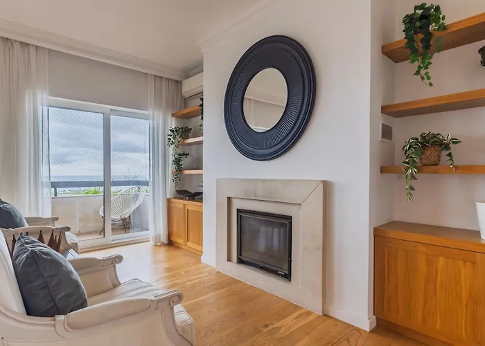 Royal 3bdr With Balcony & River View By Lovelystay