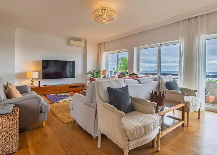 Royal 3bdr With Balcony & River View By Lovelystay *