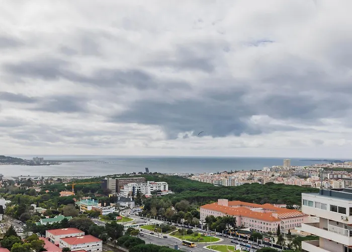 Royal 3bdr With Balcony & River View By Lovelystay Apartament