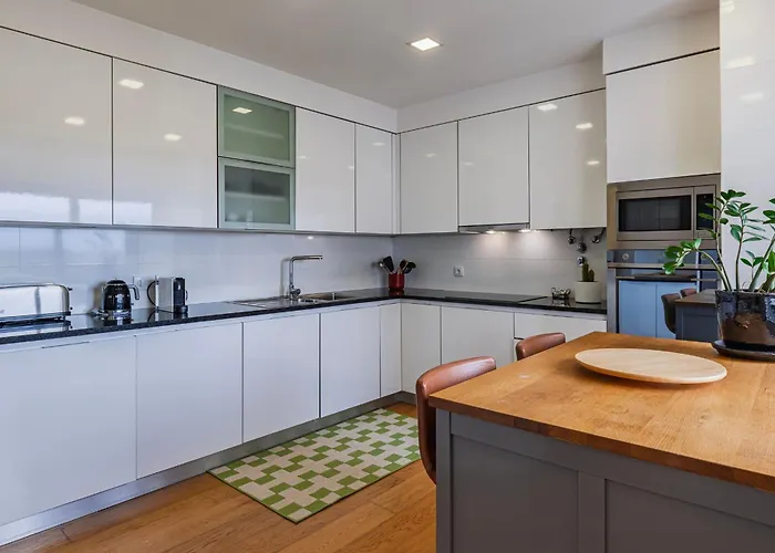 Royal 3bdr With Balcony & River View By Lovelystay *