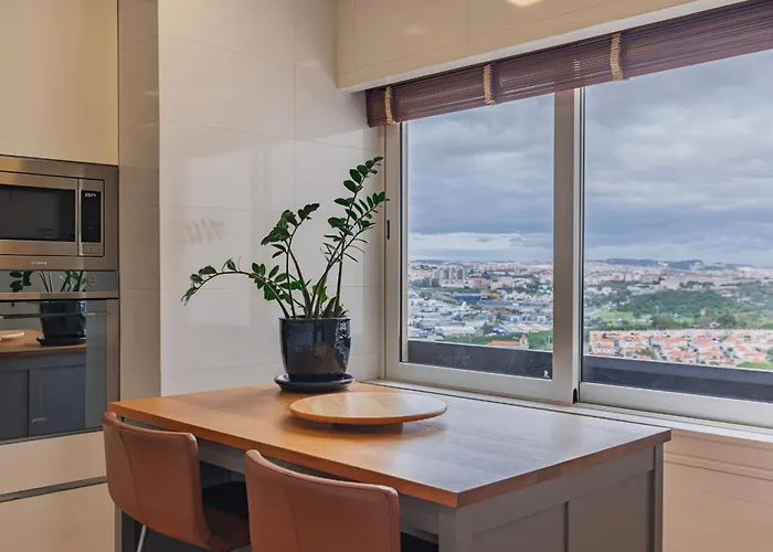 Royal 3bdr With Balcony & River View By Lovelystay *