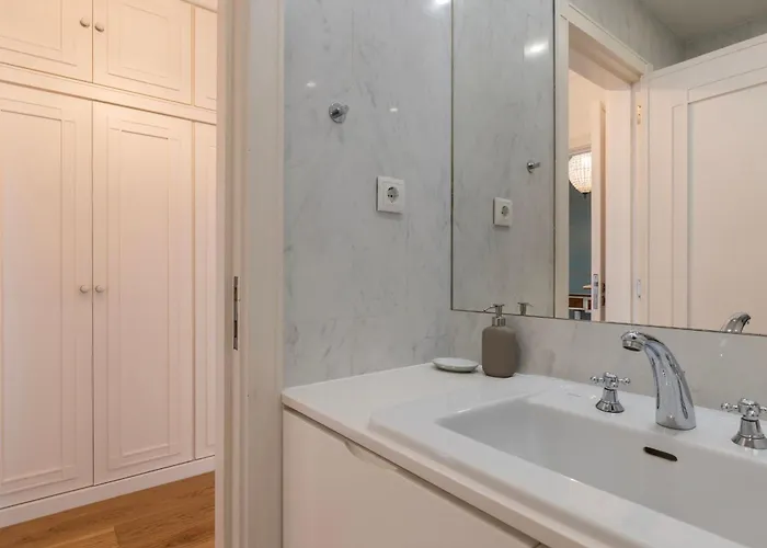 Royal 3bdr With Balcony & River View By Lovelystay Apartament *