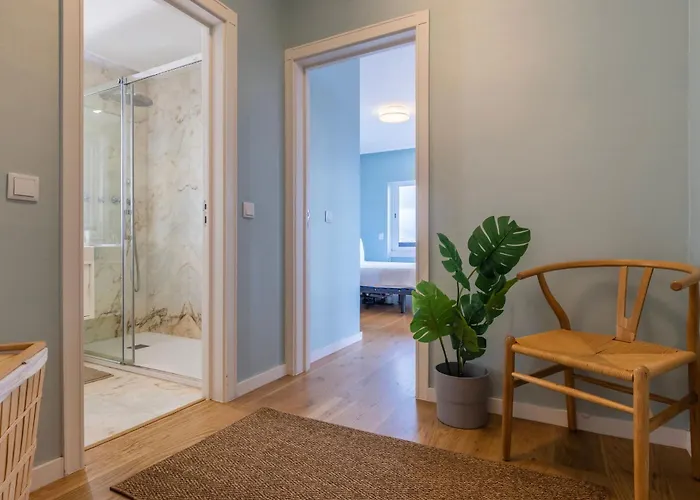 Royal 3bdr With Balcony & River View By Lovelystay *