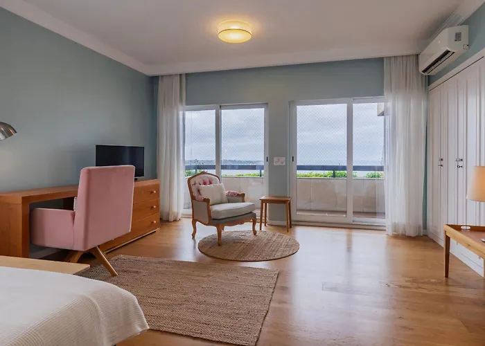 Royal 3bdr With Balcony & River View By Lovelystay *