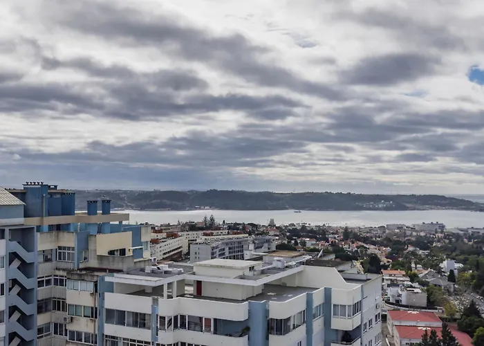 Royal 3bdr With Balcony & River View By Lovelystay *